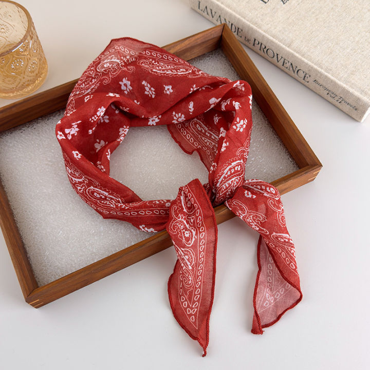 Retro%20Classic%20Red%20Cashew%20Pattern%20Diamond%20Silk%20Scarf%20Women's%20Low%20Ponytail%20Tie-Up%20Headband%20Scarf%20Headwrap%20Triangle%20Neck%20Scarf%20-%20Image%206