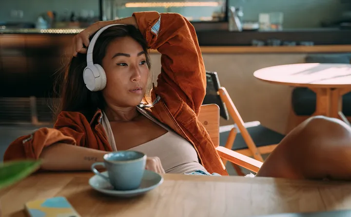 Jbl%20Tune%20520BT%20Over%20Ear%20Headphones%20-%20Image%204