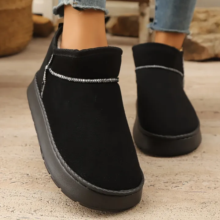 Classic%20one-step%20snow%20boots%20with%20thick%20soles,%20lined%20and%20padded%20for%20warmth,%20versatile%20cotton%20short%20boots%20-%20Image%204