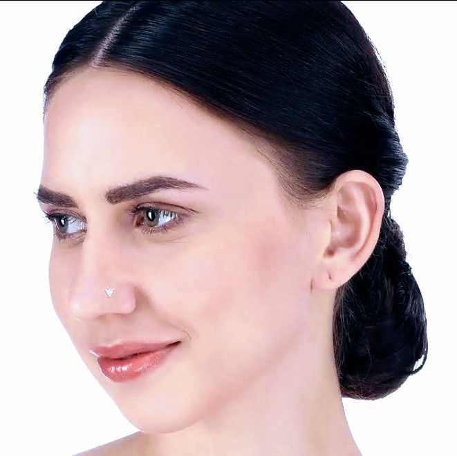 Black%20Triangle%20Nose%20Pin%20For%20Women%20-%20Image%207