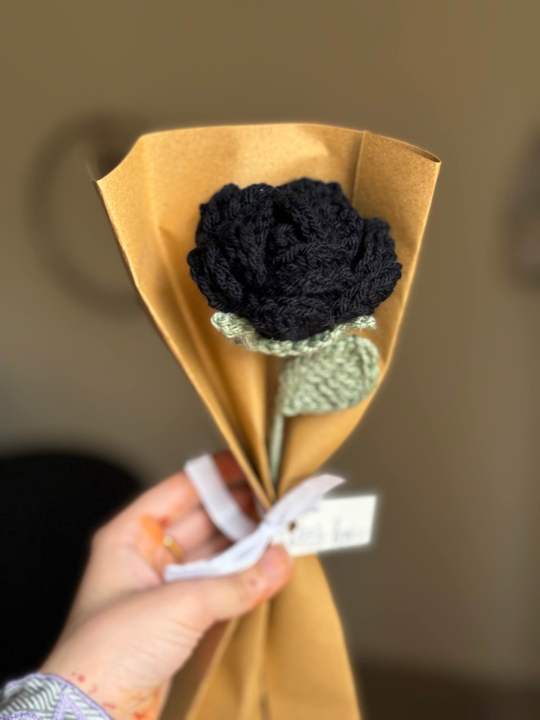 Handmade%20crochet%20rose%20with%20complementary%20khaaki%20wrapping/%20crochet%20rose%20-%20Image%207