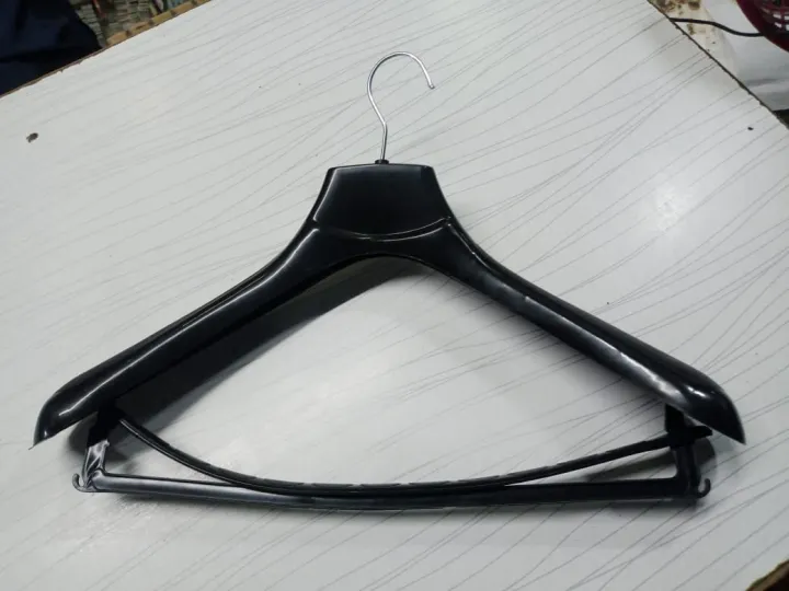 Large%20Plastic%20Suit%20Hanger%20lock%20wale%20Plastic%20Coat%20Hangers%20%7C%20The%20Hanger%20Store%20pack%20of%206%20-%20Image%203