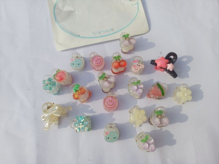 2%20Pcs%20Cartoon%20Character%20Mini%20Hair%20Claws%20for%20Girls%20-%20Fun%20Hair%20Catchers%20for%20Party%20Occasions%20-%20Image%202