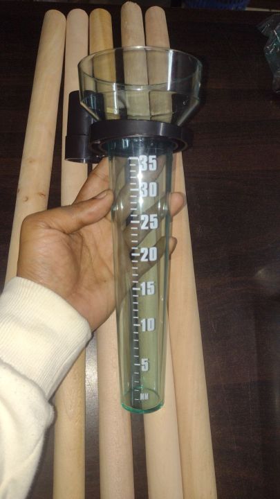 Garden%20Rain%20Gauge%20with%20Wooden%20Stand%20-%20Image%204