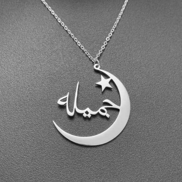 Customized%20Half%20Moon%20Arabic%20Name%20Locket%20for%20Girls,%20Pendant%20for%20Unisex%20-%20Image%202