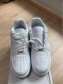 NIKE AIR FORCE 1 TRIPLE WHITE. 