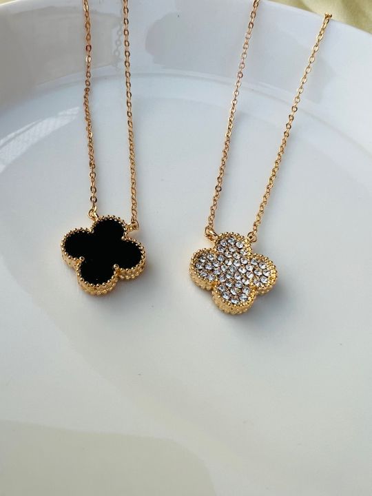 Van%20Cleef%20Pendant%20with%202%20faces%20premium%20quality%20gold%20chain%20one%20side%20black%20and%20other%20side%20white%20fine%20pendant%20-%20Image%203