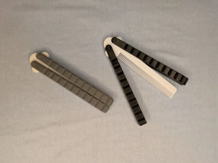 Butterfly%20Comb%20%E2%80%93%20Folding%20Balisong%20Style%20Hair%20Comb%20%7C%20Fidget%20Trainer%20-%20Image%202