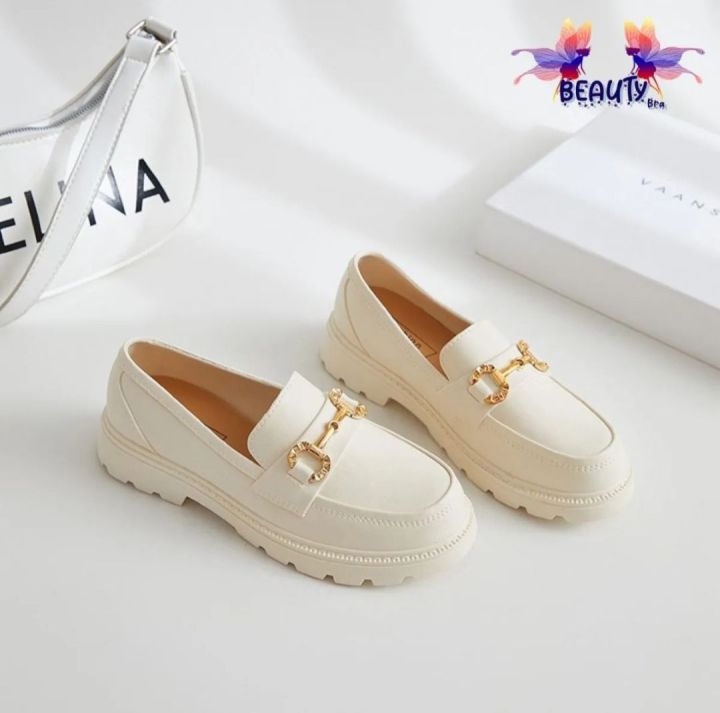 women%20shoe%20(Jelly%20shoe);%20Jelly%20Jive:%20Revolutionizing%20Women's%20Footwear%20with%20Comfort,%20Style%20for%20Every%20Step%20of%20the%20Journey%20-%20Image%209