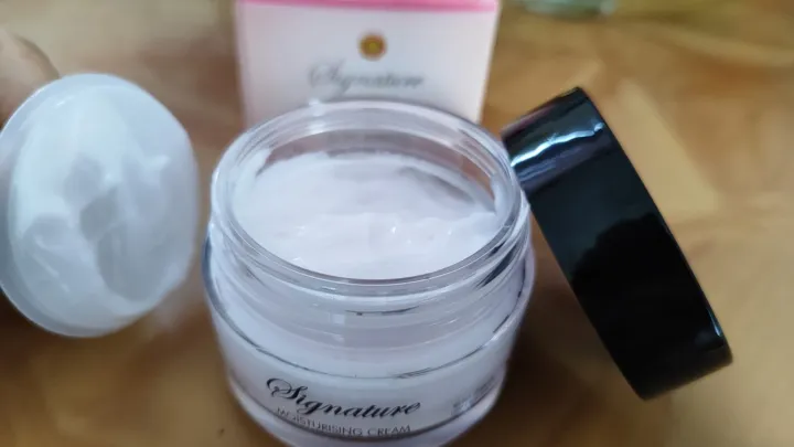 Signature%20Moisturizing%20Cream%20%E2%80%93%2070%20gm%20-%20Image%204