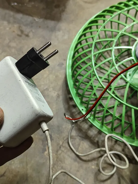 12%20Volt%20DC%20Mini%20Adjustable%20Solar%20Fan%20For%20Both%20Indoor%20&%20Outdoor%20Use%20%20(10%20inches)%20-%20Image%208