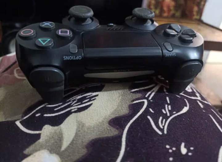 ORIGINAL%20DUALSHOCK%20PS4%20CONTROLLER%20-%20Image%203
