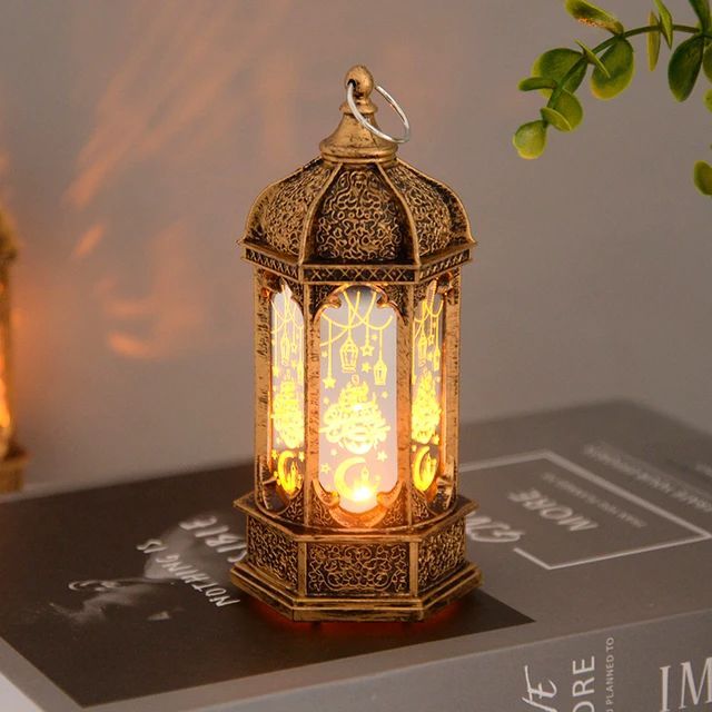 Mumuso%20Ramadan%20Hexagonal%20Wind%20Lamp,%20Gold%20Ramadan%20Lantern%20Lamp%20EID%20Mubarak%20LED%20Light%20Ornaments%20Muslim%20Party%20Hang%20Decor%20Ramadan%20Mubarak%20Decoration%20LED%20Night%20Lamp,%20Warm%20Yellow%20Light%20-%20Muslim%20Eid%20Crafts%20Lantern%20Pendant%20-%20Built-in%203LR44%20Button%20Battery%20-%20Home%20B%20-%20Image%202
