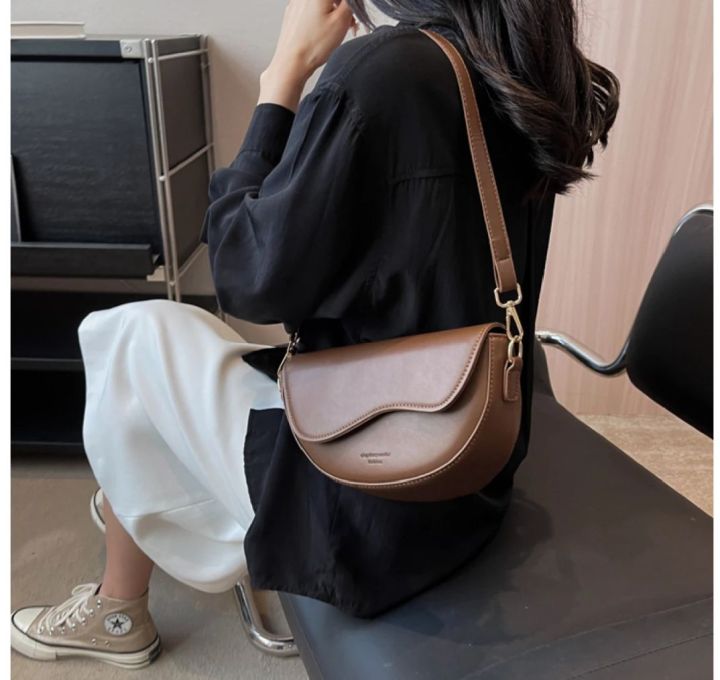 2023%20New%20Solid%20Color%20PU%20Leather%20Women's%20Crossbody%20Bag%20With%20Stylish%20Red%20Wide%20Shoulder%20Strap%20Shoulder%20Small%20Square%20Bag%20-%20Image%204