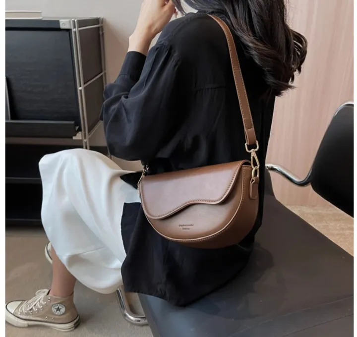 2023%20New%20Solid%20Color%20PU%20Leather%20Women's%20Crossbody%20Bag%20With%20Stylish%20Red%20Wide%20Shoulder%20Strap%20Shoulder%20Small%20Square%20Bag%20-%20Image%204