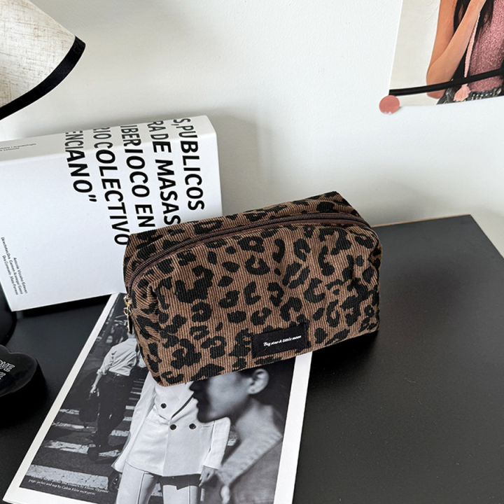 Unique%20Leopard%20Print%20Makeup%20Bag%20%E2%80%A2%20Large-Capacity%20Cosmetic%20Organizer%20%E2%80%A2%20Lipstick%20Storage%20Pouch%20-%20Image%202