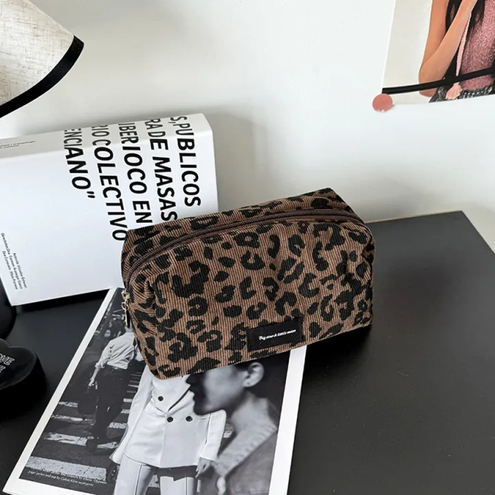 Unique%20Leopard%20Print%20Makeup%20Bag%20%E2%80%A2%20Large-Capacity%20Cosmetic%20Organizer%20%E2%80%A2%20Lipstick%20Storage%20Pouch%20-%20Image%202