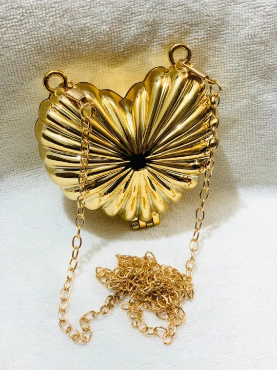 Party%20&%20Wedding%20Season%20Glossy%20Acrylic%20&%20Hard%20Shell%20Mini%20Novelty%20Clutch%20in%20Heart,%20Shell%20&%20Flower%20Shapes%20Bag%20for%20Women%20%E2%80%93%20Stylish%20Evening%20Handheld%20Purse%20-%20Image%204
