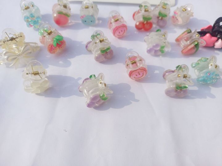 2%20Pcs%20Cartoon%20Character%20Mini%20Hair%20Claws%20for%20Girls%20-%20Fun%20Hair%20Catchers%20for%20Party%20Occasions%20-%20Image%203