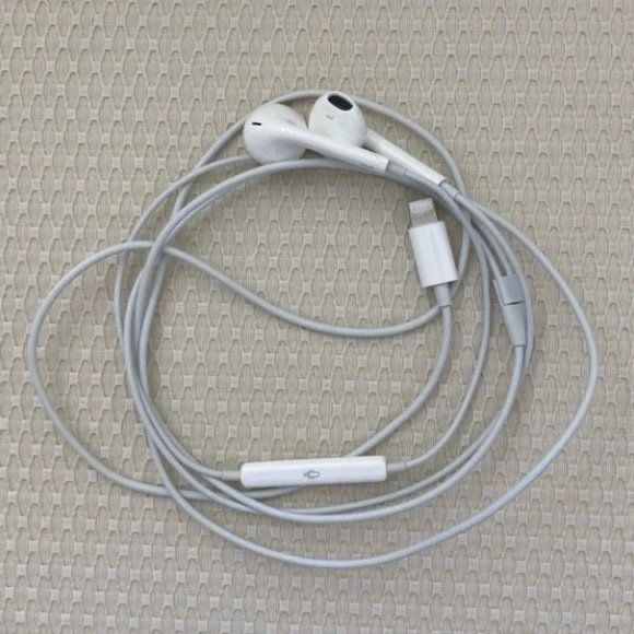 Apple%20EarPods%20Headphones%20with%20Lightning%20Connector,%20Wired%20Ear%20Buds%20for%20iPhone%20with%20Built-in%20Remote%20to%20Control%20Music,%20Phone%20Calls,%20and%20Volume%20-%20Image%203