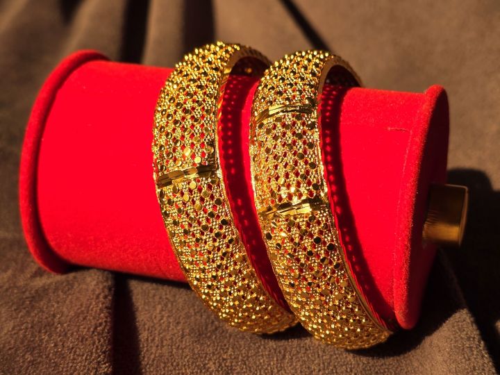 Bianca's%20Collection%20/%20Elegant%20Gold-Plated%20Women%20Fashion%20Bangles%20/%20Gold%20Plated%20Bangle%20/%20Bangle%20-%20Image%203