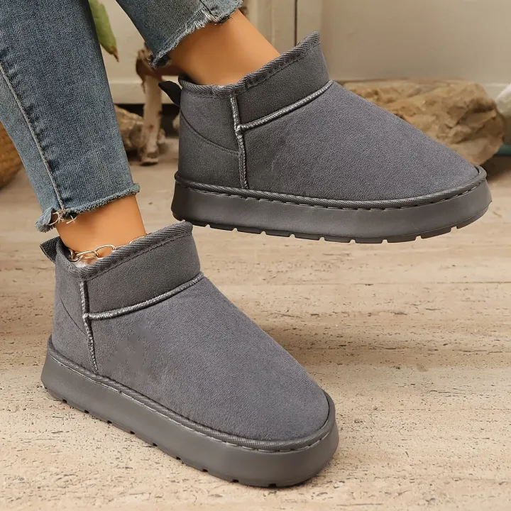 Classic%20one-step%20snow%20boots%20with%20thick%20soles,%20lined%20and%20padded%20for%20warmth,%20versatile%20cotton%20short%20boots%20-%20Image%206