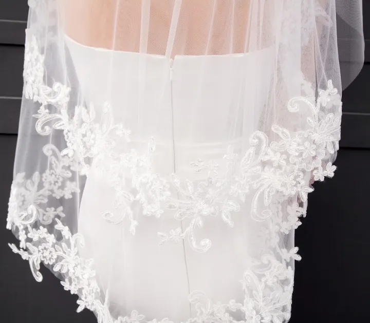 Women's%20Short%202%20Tier%2060/80%20cm%20Lace%20Wedding%20Bridal%20Veil%20With%20Comb%20Two%20Layers%20Bride%20Veils%20-%20Image%205