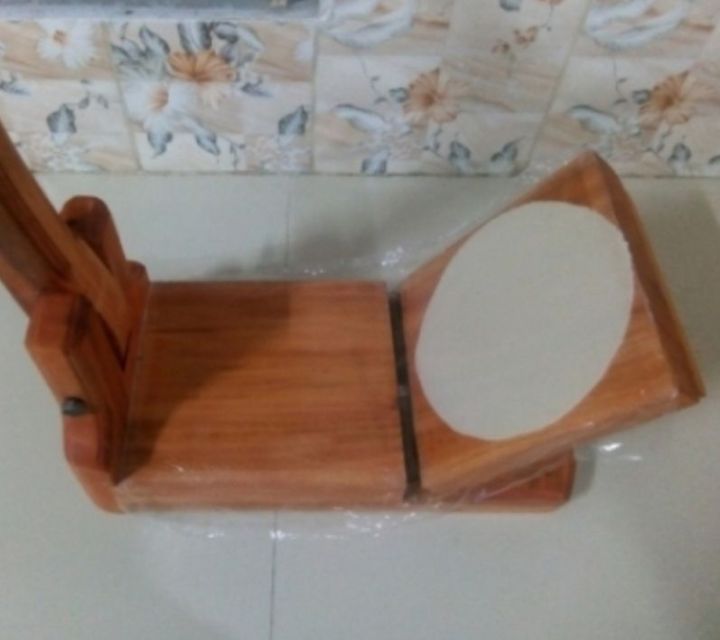 Wooden%20Square%20Easy%20to%20Use%20and%20Clean%20-%20Low%20Maintenance%20-%20with%20Roti%20Paper%20and%20Both%20Side%20Tape%20-%20Compact%20and%20Convenient%20-%20Roti%20Maker%20-%20Image%204
