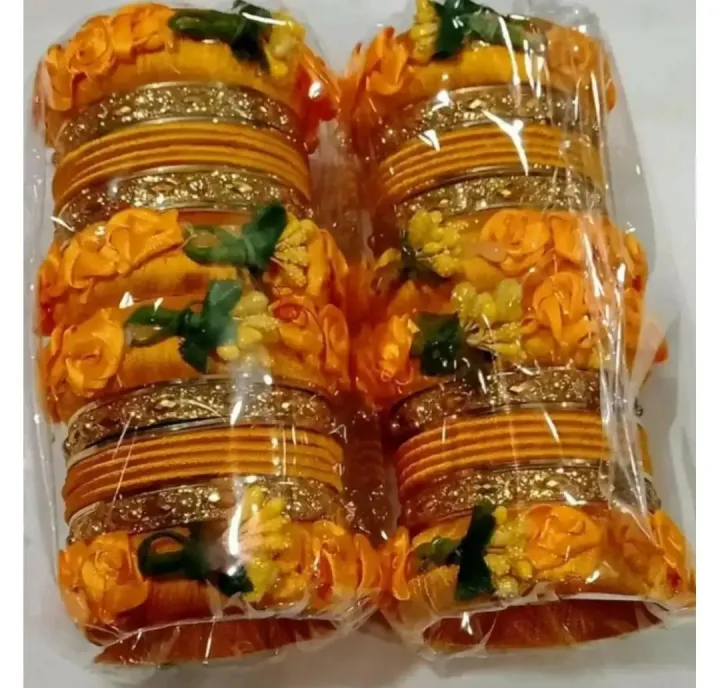 মহিলাদের জন্য হাতে বানানো সুতা ও ফুলের  চুড়ি