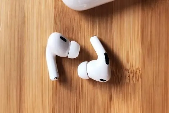 TWS%20Wireless%20Earbuds%20with%20Charging%20Case%20%E2%80%93%20%20Bluetooth%20Stereo%20Earphones%20-%20Image%203