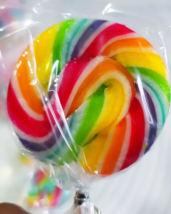 colourful%20rainbow%20round%20shape%20lollipop%20candy%20for%20birthday%20and%20payties%206pcs%20-%20Image%202