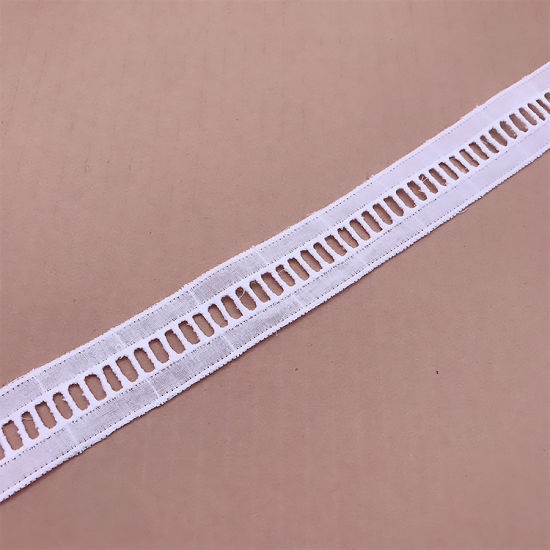 2.5%20cm%204%20yards%20Vintage%20Cotton%20Lace%20Hollowed%20Embroidery%20Floral%20Edge%20Trimming%20Ribbon%20Craft%20Clothing%20Accessories%20and%20Wedding%20Bridal%20Decoration%20(White)%20-%20Image%203