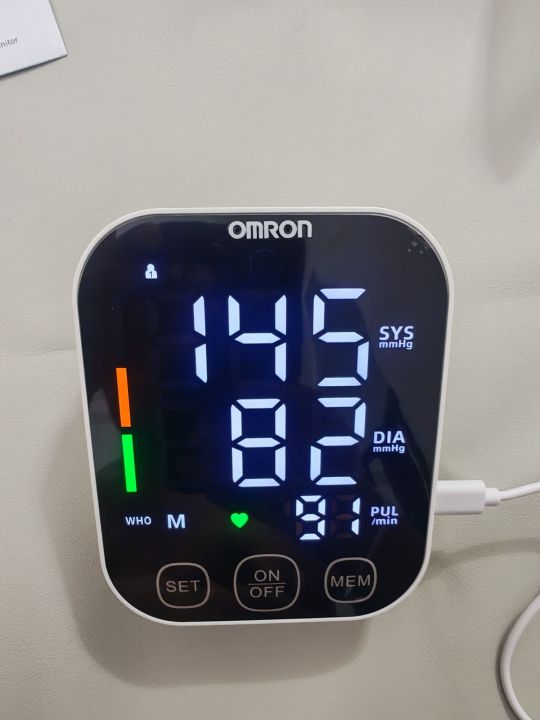 Omron%20Blood%20pressure%20meter%20fully%20automatic%20USB%20powered%20/%20Rechargeable%20-%20Image%205