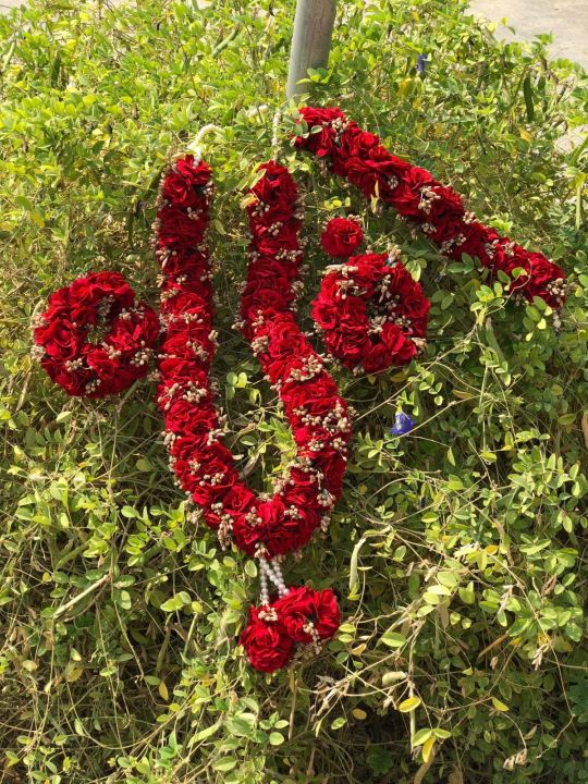 artificial flower jewellery set it include ( mala, gajra,ring , hair bun )