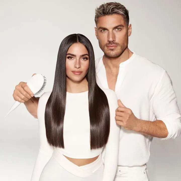 "Color%20Wow%20Dream%20Coat%20Supernatural%20Anti-Frizz%20Spray%20200ml%20%E2%80%93%20Humidity-Proof%20Hair%20Treatment%20for%20Silky%20Smooth,%20Glossy,%20Frizz-Free%20Hair%20-%20Image%208