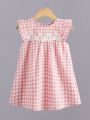 Girls cute pink and white plaid dress - exquisite lace flower decoration. 