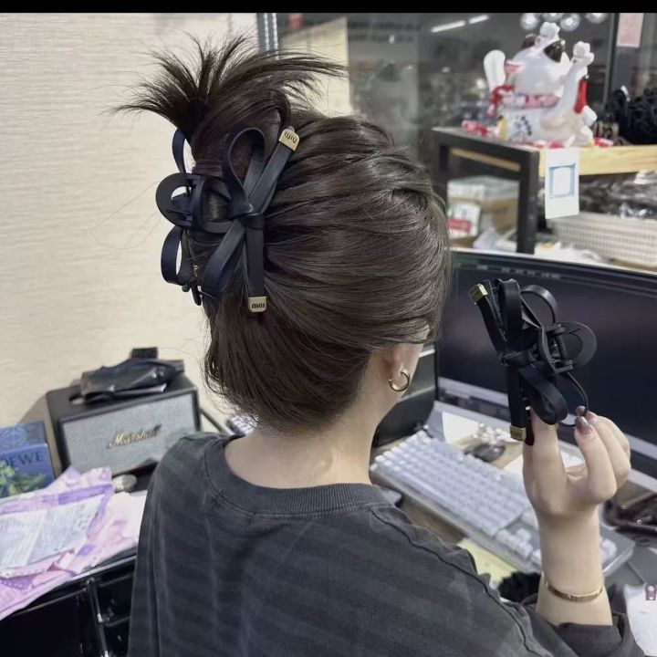 1/2%20PC%202026%20Y2K%20ladies'%20new%20street%20style%20elegant%20gold%20label%20black%20leather%20butterfly%20knot%20large-sized%20matte%20clutch%20hair%20accessory%20-%20Image%204