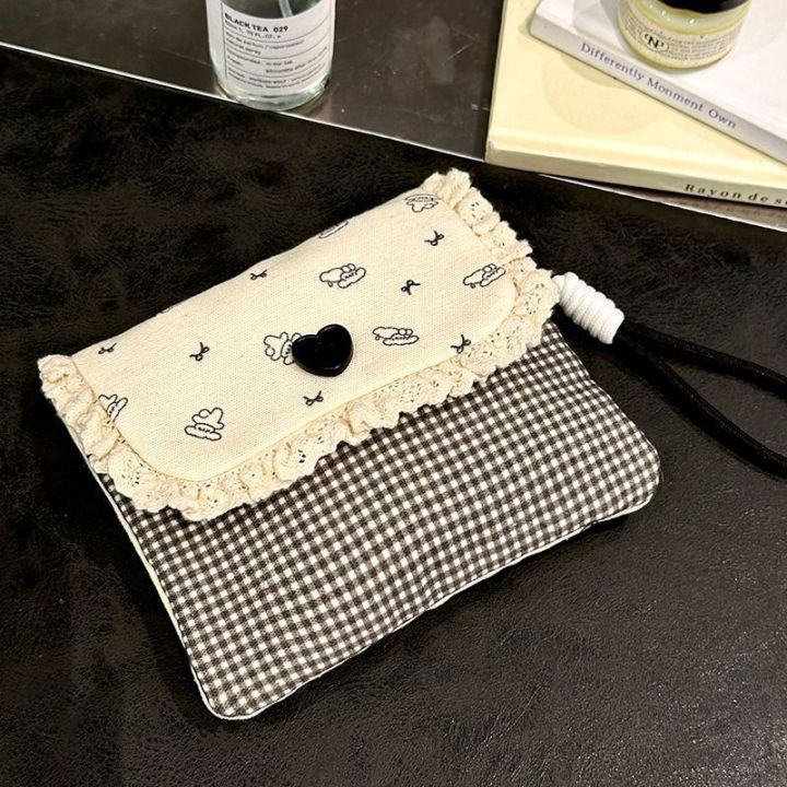 Cute%20floral%20sanitary%20napkin%20storage%20bag,%20female%20large%20capacity%20student%20portable%20handheld%20storage%20bag%20for%20going%20out%20-%20Image%206