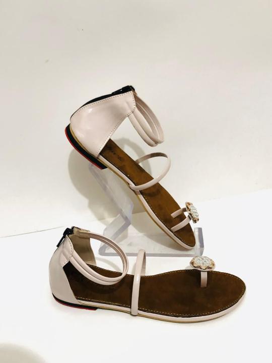 Girls%20Diamond%20Cut%20Flat%20Shoes%20with%20Back%20Chain%20-%20Latest%20Fashion%20Trendy%20Design%20-%20Image%202