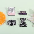 Ojo de Loca No Se Equivoca Enamel Pin Funny Humorous Spanish Quote Metal Brooch Lapel Badge Jewelry  For Friends ﻿. 
