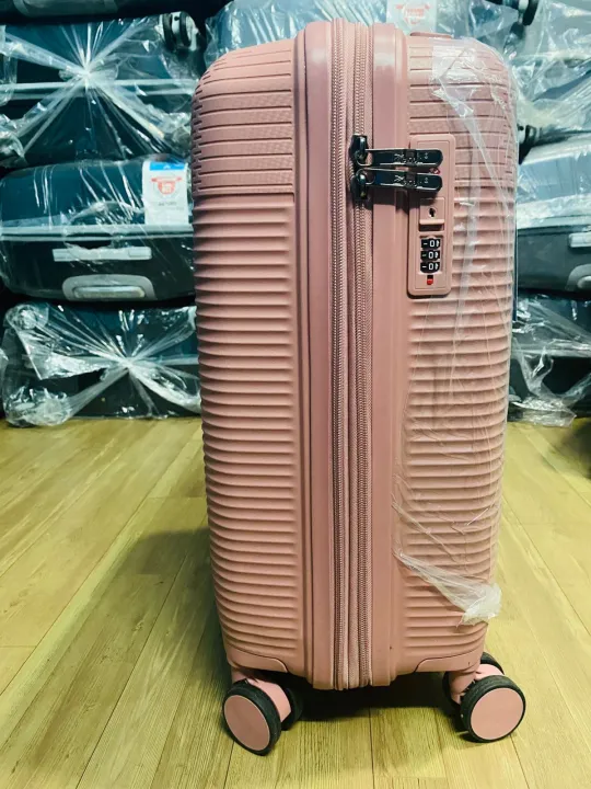 24-Inch%20Luggage%20#1%20%E2%80%93%20Hard%20Shell%20-%20Image%203