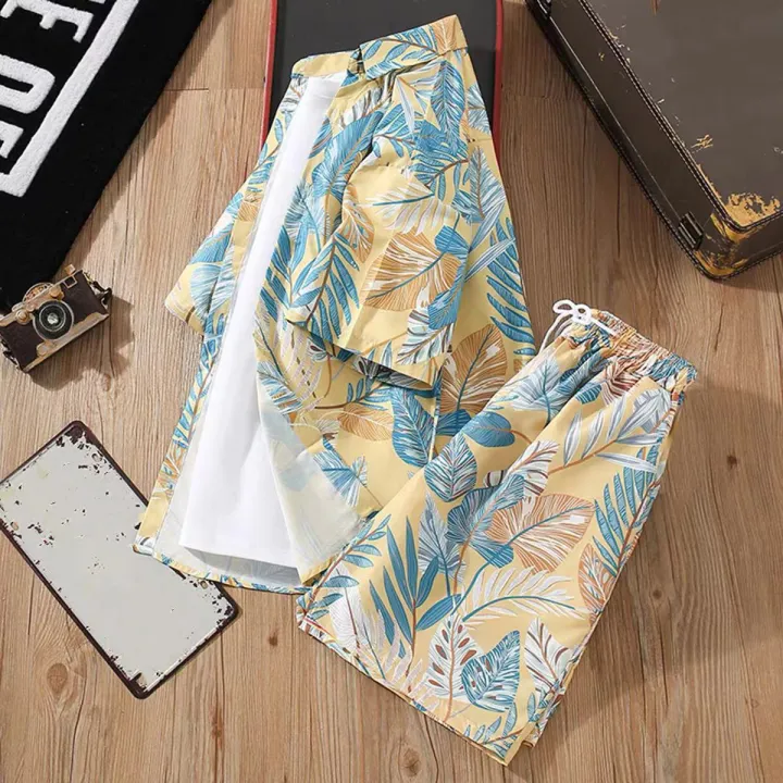 Comfort%20beach%20style:%20beautiful%20striped%20short-sleeved%20shirt,%20modern%20shorts%20-%20Image%205