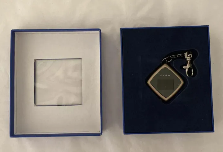 (G).%20Zina%20-%20USB%20Digital%20Keychain%20w/%20Diagonal%20Photo%20Viewer%20LCD%20Screen%20-%20Image%206