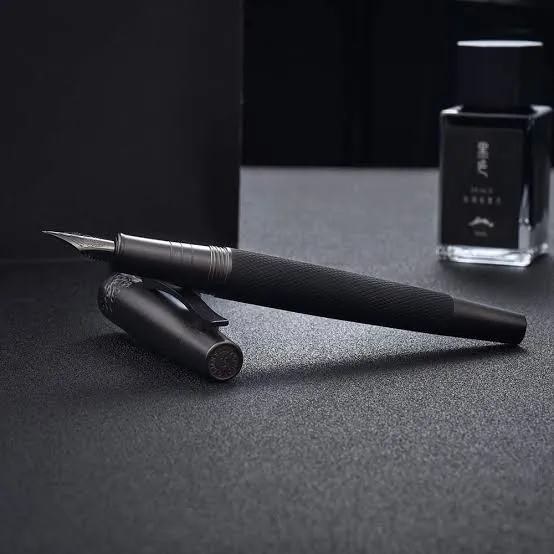 Hongdian%206013%20Matte%20Black%20Fine%20Nib%20Fountain%20Pen%20with%20Metal%20Box%20Titanium%20Black%20Gift%20Pen%20Set%20-%20Image%202