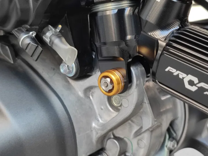 1%20x%20revolution%20anti-theft%20nut,%20size%20m8x1.25,%20length%2035mm.%20Giorno%20+/lead125/click%20125%20-%20150%20-%20160%20-%20Image%203