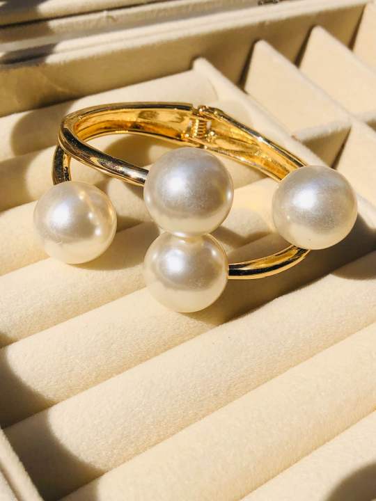 Sparkle%20Roniya%20Chunky%20Golden%20Pearl%20Bracelet%20-%20Image%202