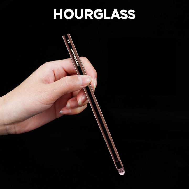 Hourglass%20Makeup%20Brush-%20No.11%20Eyetail%20Brush%20Soft%20and%20Skin-friendly%20Fiber%20Hair%20Smudge%20Brush%20Fashion%20Design%20Single%20Eye%20Brush%20-%20Image%203