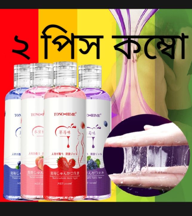 Katta kokrak va mushuk bilan yalangoch qiz