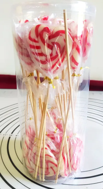 heart%20shaped%20strawberry%20flavored%20red%20and%20white%20swirl%20lollipop%20candy%2025pc%20bucket%20-%20Image%203