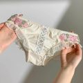 MOYISU Victorian Underwear Set - Delicate Cream Bralette with Floral Stitch, Retro Sweetheart Neckline for Petite Bust Elegance. 